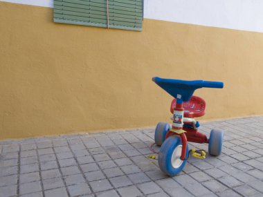 Eski ve güzel bisiklet daha küçük çocuklar için