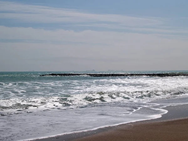 Eau courageuse sur la plage — Photo