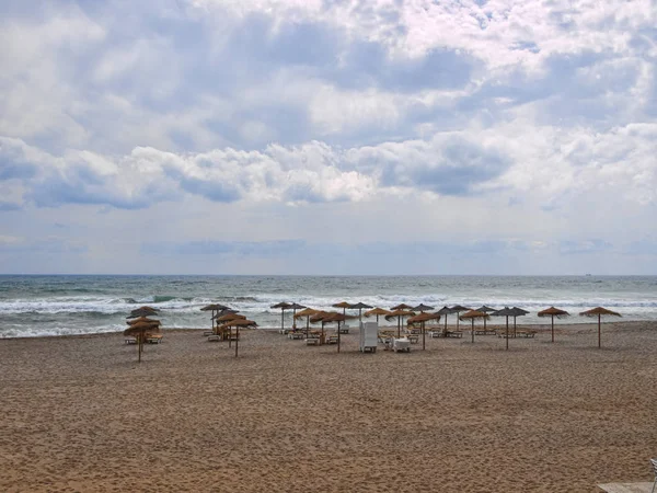 Şemsiye ve Pueblo Indalo Mojacar Beach'te koltuklarda