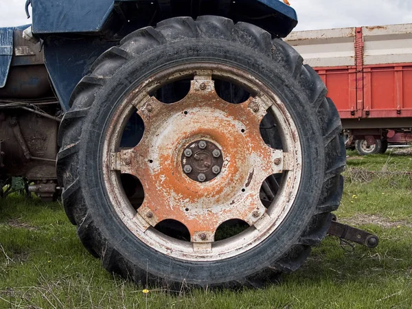 Oksidasyon ile eski Kamyon tekerleği ayrıntılı