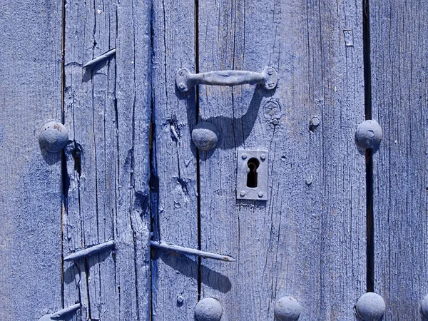 Detalhe da porta velha com fechadura azul pintado — Fotografia de Stock