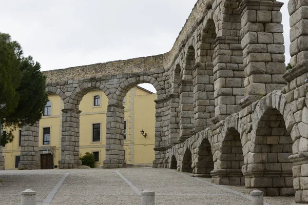Вид на акведук у Сеговії Іспанії — стокове фото