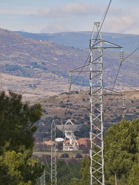 Uydu izleme istasyonu Buitrago de Lozoya ve akım hattı eternet