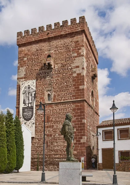 Торреон del попереднього і Мігель де Сервантес статую в Алькасар-де-Сан-Хуан — стокове фото