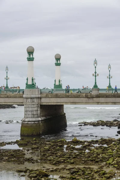 San Sebastian Nehri üzerinde köprü