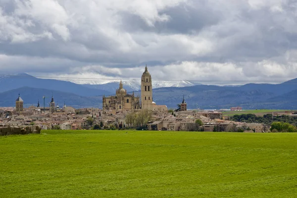 Segovia panoramautsikt med katedralen kyrkan — Stockfoto