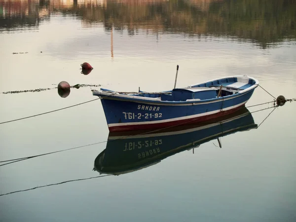 Ribadesella 'da gün batımında tekne — Stok fotoğraf