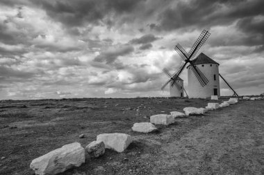 Campo de Criptana Don Kişot yel değirmenleri siyah ve beyaz görüntü