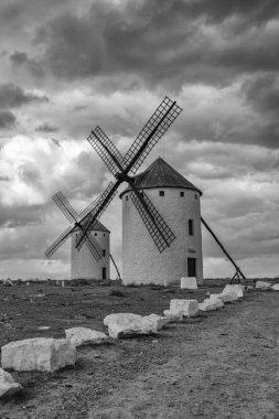Don Kişot yel değirmenleri siyah beyaz görüntü