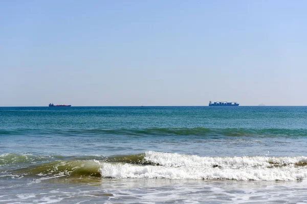 Kargo gemileri okyanus ufukta