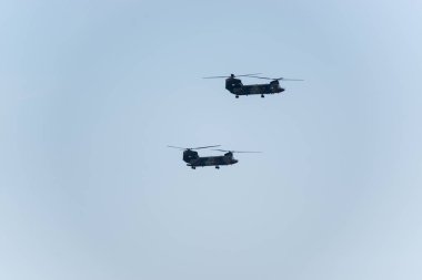 Uçan iki Boeing Ch - 47 d Chinook helikopteri