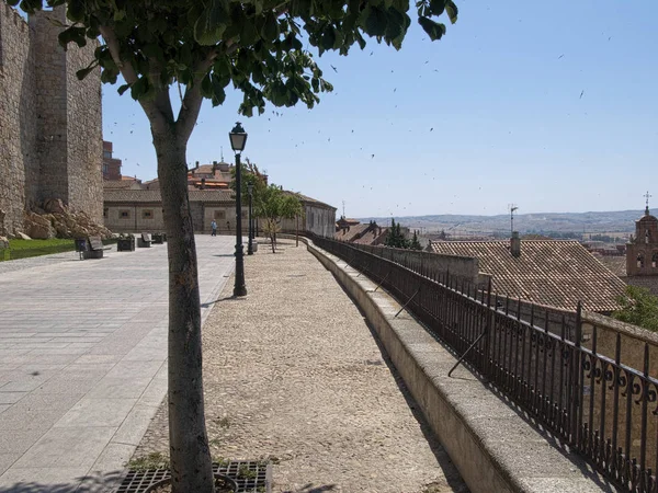 Avila promenad område omgivande stadsmuren — Stockfoto