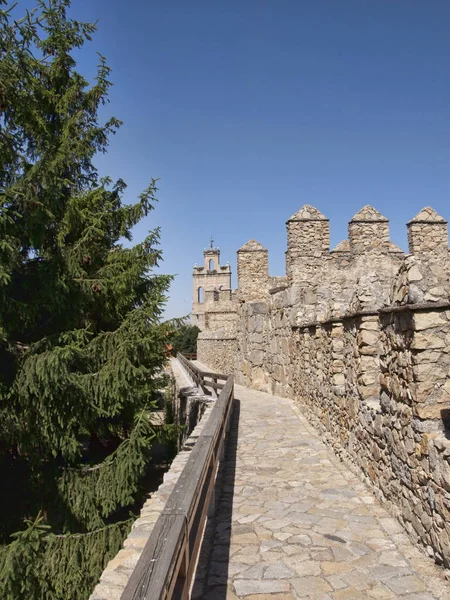 Avila duvar. Üst yürüyüş alanının dışında göster