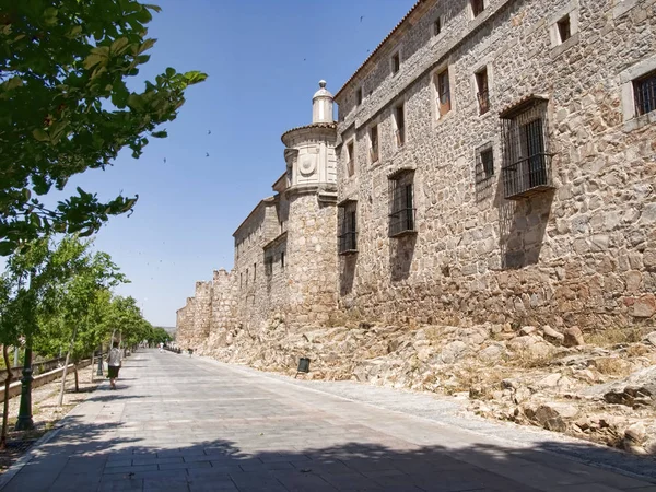 Çevredeki sokak ile Avila şehir duvar