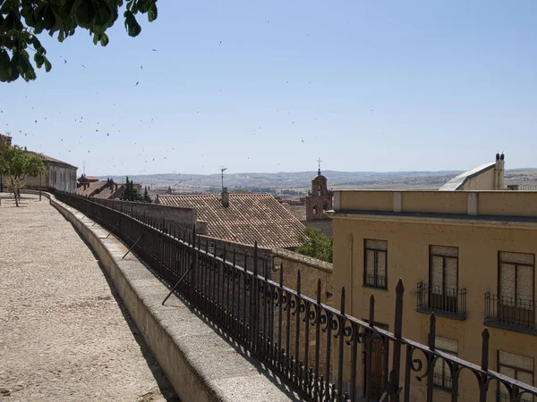 Avila yürüyüş alanı çevreleyen surların