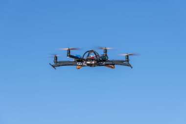 Profesyonel casus uçak iniş takımları ile uçan geri çekildi