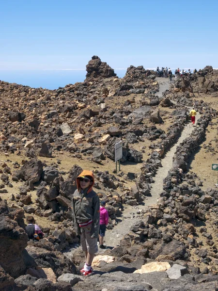 Touristen spazieren am Gipfel des Berges — Stockfoto