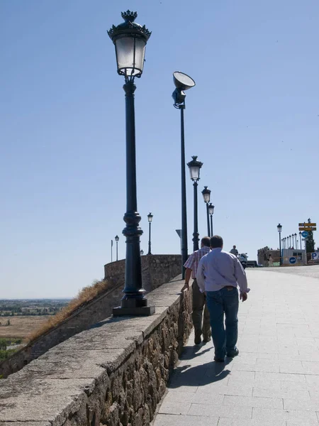 Туристи йдуть в Толедо Іспанія — стокове фото