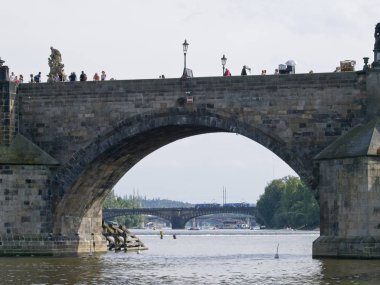 Saint Charles Köprüsü Prag'da Vltava Nehri üzerinde
