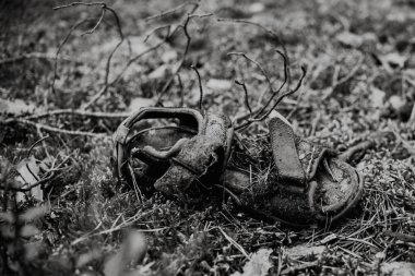 Ormandaki insan soe 'sine yaklaş. katil ya da kirlilik teması, siyah ve beyaz