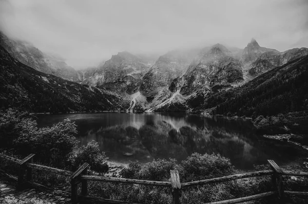 Morskie Oko 湖的秋观 波兰的扎科帕内 黑色和白色 — 图库照片