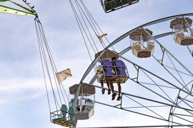 Lunapark 'ta eğlence, lunapark treninde insanlar ve büyük tekerlek