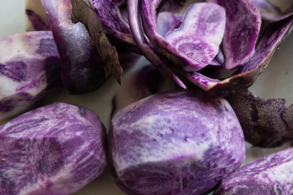 Close Vitelotte Blue Violet Potato — Stok Foto