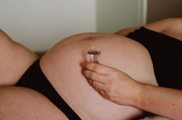 Έγκυος Γυναίκα Πίνει Αλκοόλ Βότκα — Φωτογραφία Αρχείου