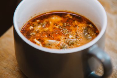 Pizza çorba, et, mantar, peynir, domates ve otlar