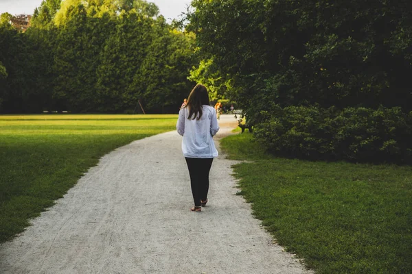 Mujer Embarazada Madura Solitaria Parque — Foto de Stock