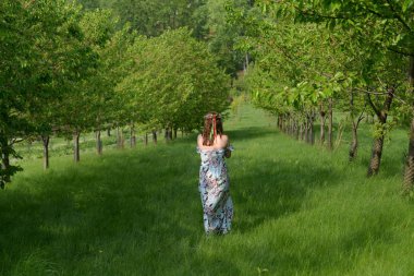 Meyve bahçesindeki Slav kadın