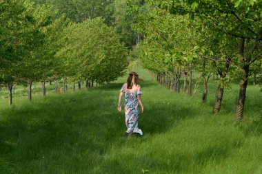 Meyve bahçesindeki Slav kadın