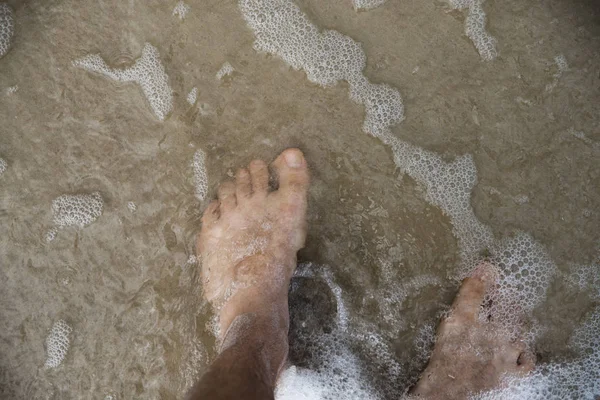 Πόδια Στην Παραλία Κύματα Νερού Φυσικό Φως — Φωτογραφία Αρχείου