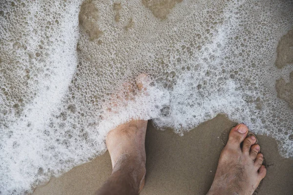Πόδια Στην Παραλία Κύματα Νερού Φυσικό Φως — Φωτογραφία Αρχείου