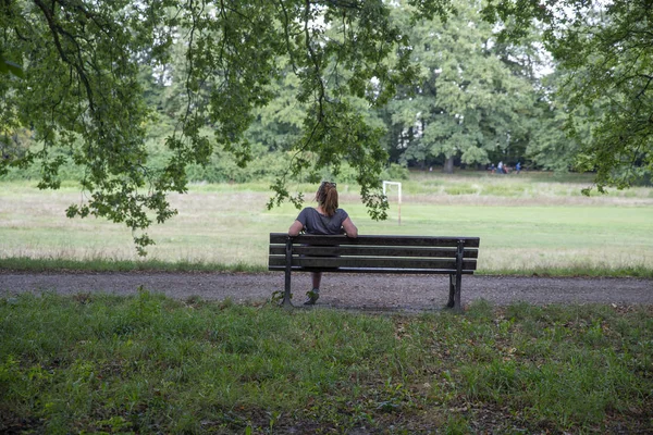 Närbild Ensam Kvinna Bänken — Stockfoto