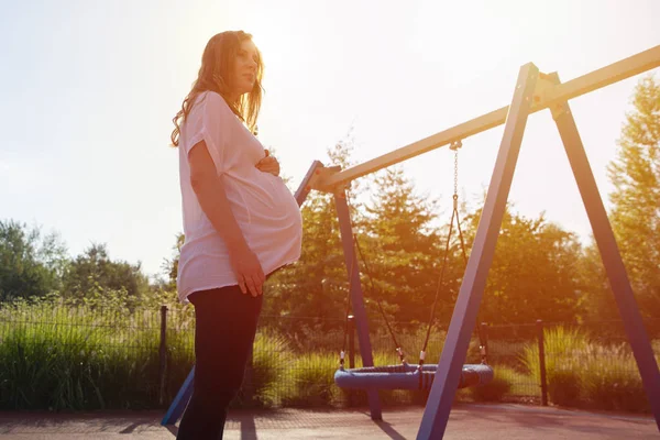 Eenzame Zwangere Vrouw Speelplaats — Stockfoto