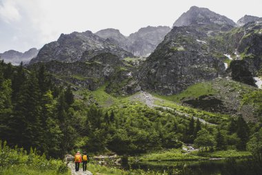 Rysy tepesine giden yol turistlerle dolu, Morskie Oko, Tatra