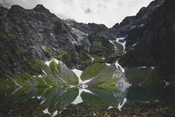 Вид Озеро Чарный Став Горах Татр Фоне Пика Рысы — стоковое фото