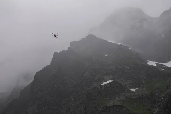 Elicottero Soccorso Montagna Nebbia Pesante Tatra — Foto Stock