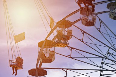 lunapark eğlenceli, rollercoaster ve büyük tekerlek insanlar, susnet