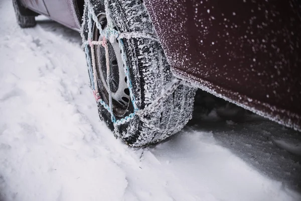 Närbild Bil Hjul Med Snökedjor Vinter Bakgrund — Stockfoto