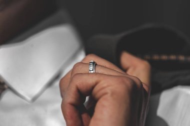 işadamı, evli evlilik yüzüğü üzerinde yakın