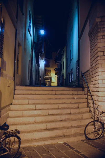 Traditionele Italiaanse Straat Nachts — Stockfoto