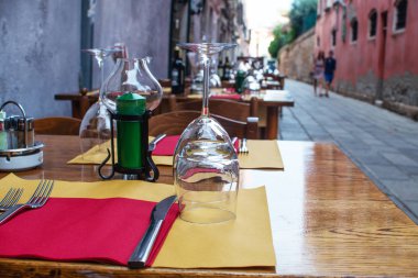 Arka planda insanlarla İtalyan restoranı