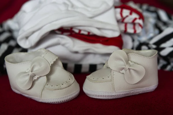 Kleidung Für Ein Kleines Kind Nahaufnahme Auf Schuhen — Stockfoto