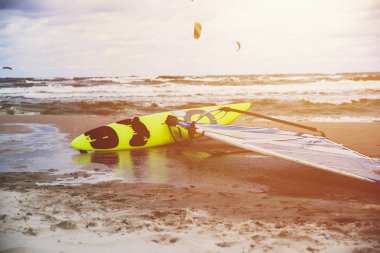sörf tahtası sahilde, kitesurfing içinde belgili tanımlık geçmiş