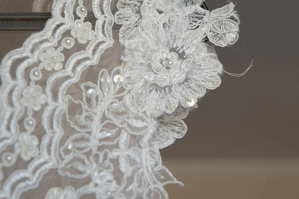 Nahaufnahme Auf Zerrissenem Hochzeitskleid — Stockfoto