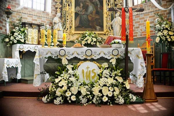 Autel Dans Église Préparé Pour Première Communion — Photo