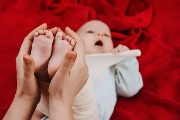 Närbild Små Fötter Nyfödd Bebis — Stockfoto