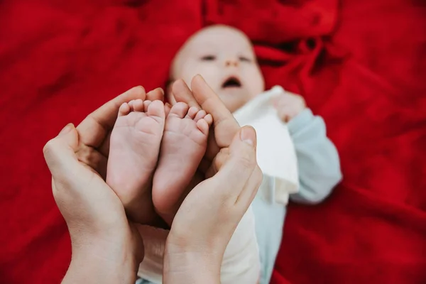 Крупный План Маленьких Ножках Новорожденного Ребенка — стоковое фото